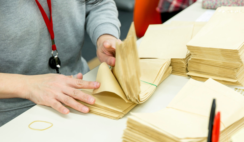 お仕事は、ハガキの仕分け、書類のチェック、商品券の枚数カウントなど