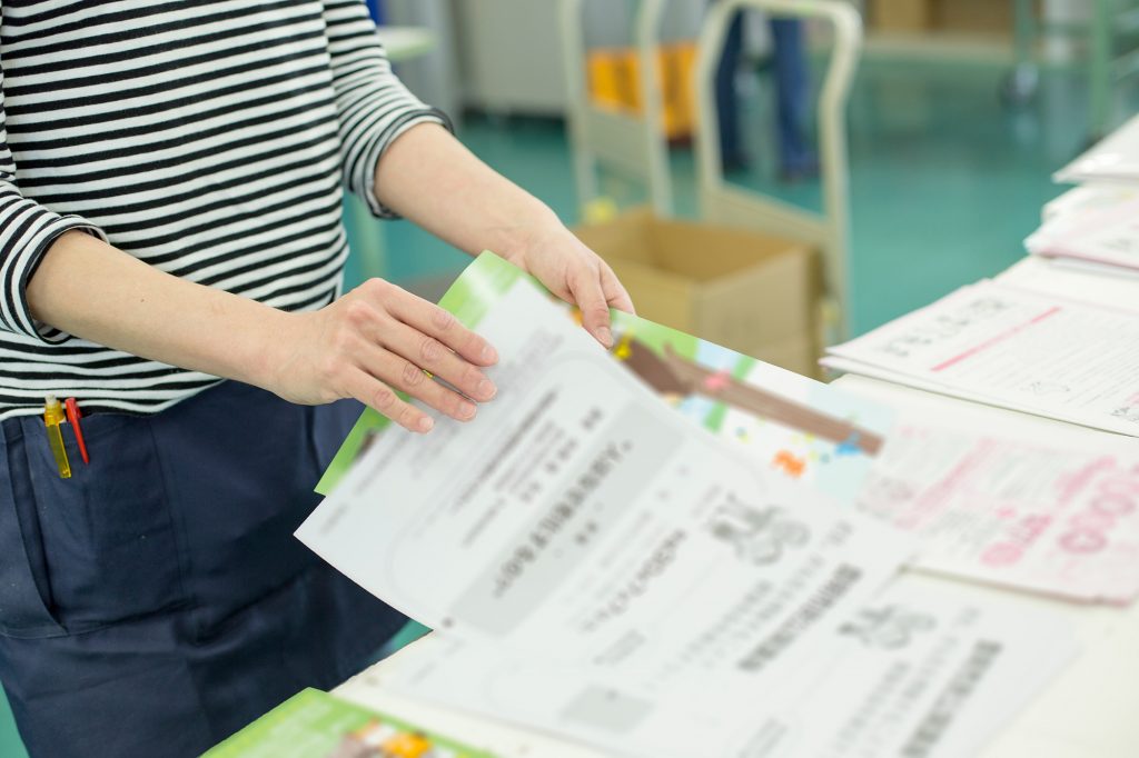 シール貼りやチラシの差し込み、小物作成などの手作業
