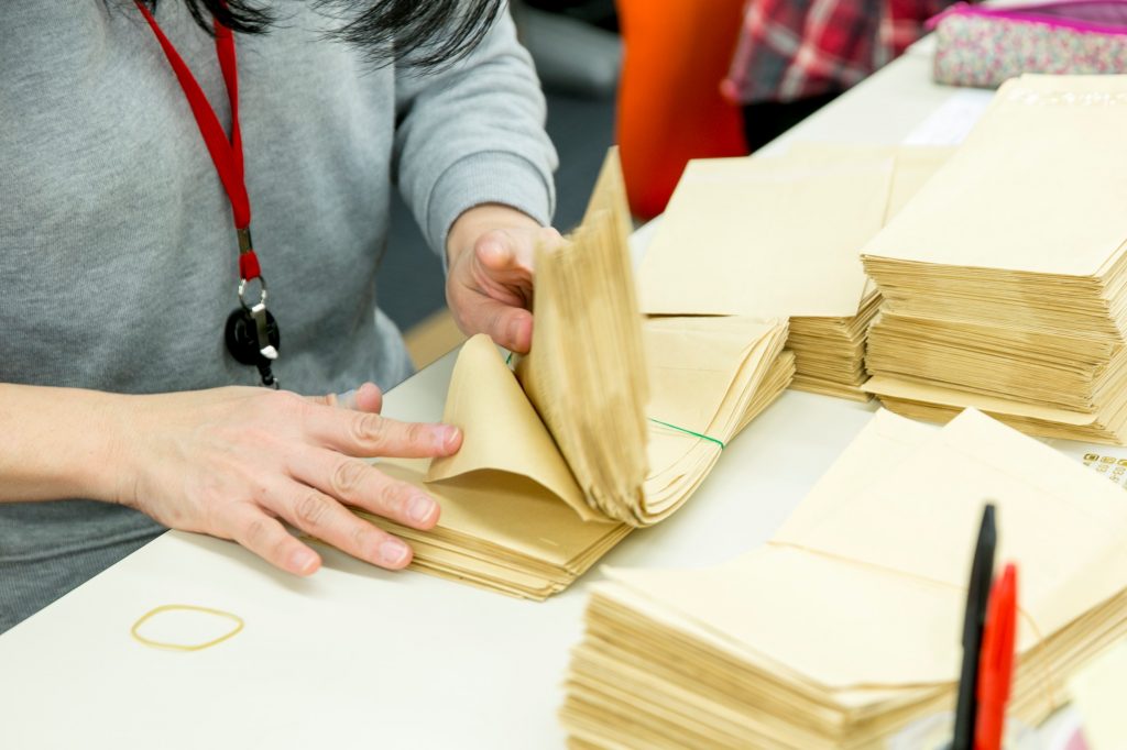 お仕事は、ハガキの仕分け、書類のチェック、商品券の枚数カウントなど